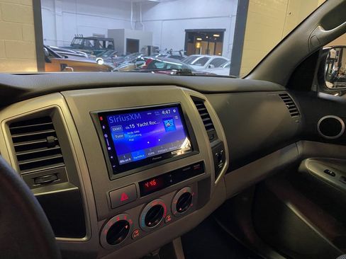 Used 2006 Toyota Tacoma PreRunner RWD image 9