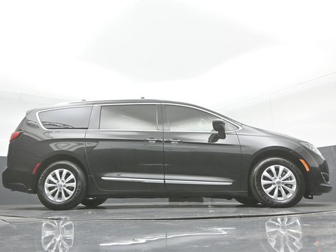 Used 2018 Chrysler Pacifica Touring-L image 33