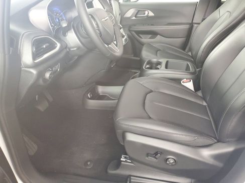 New 2026 Chrysler Pacifica Select FWD image 11
