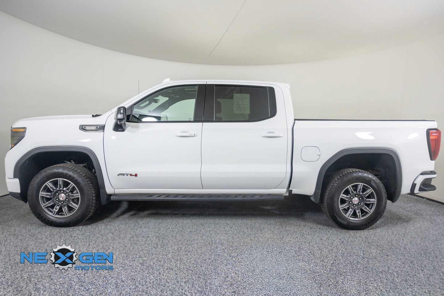 Used 2024 GMC Sierra 1500 AT4 w/ Technology Package AWD/4WD image 26