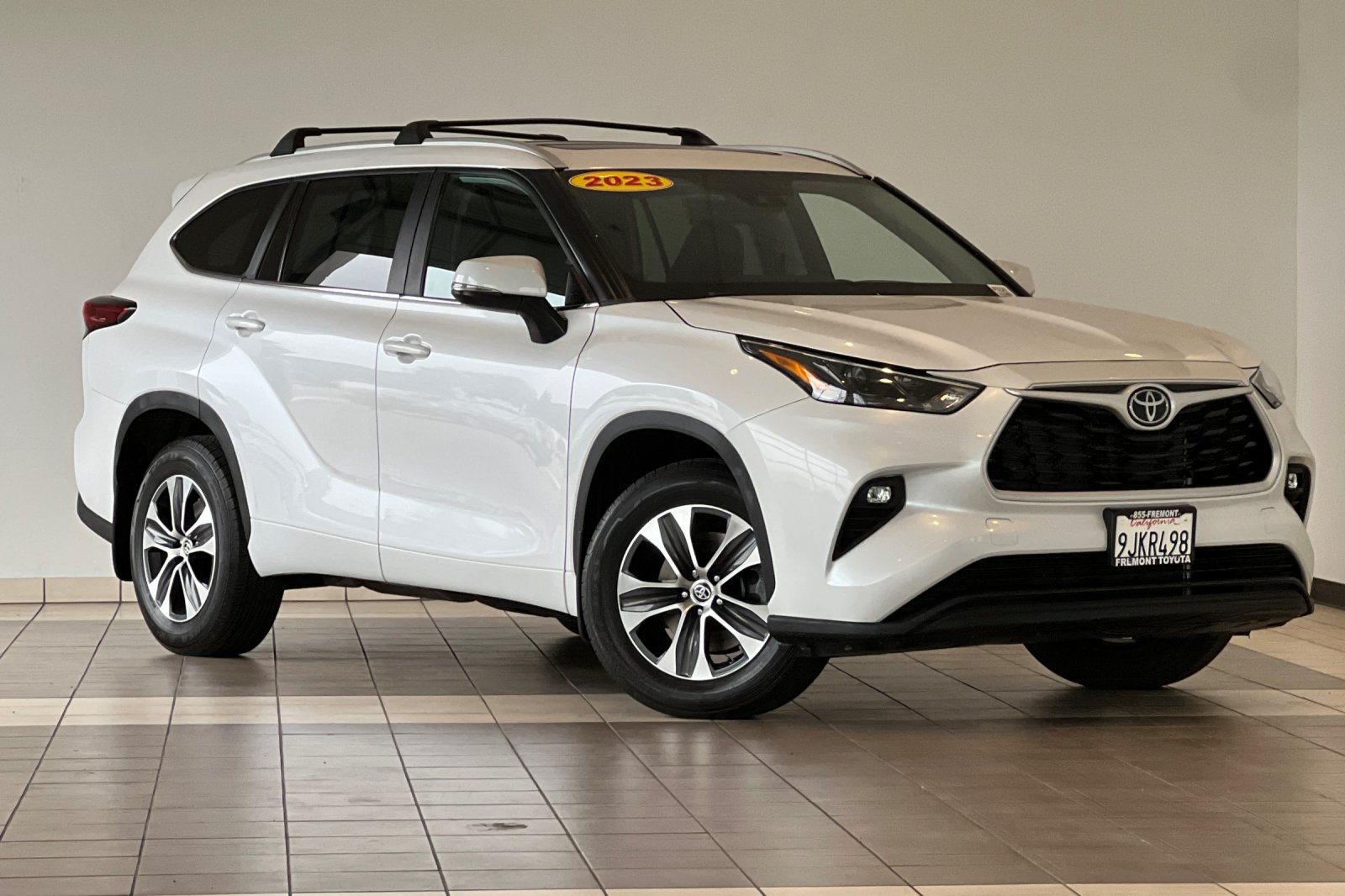 Used 2023 Toyota Highlander XLE AWD/4WD image 2