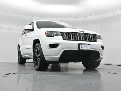 Used 2021 Jeep Grand Cherokee Laredo X AWD/4WD image 2