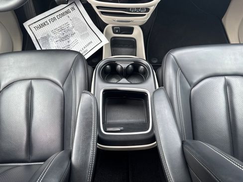 Used 2023 Chrysler Pacifica Touring-L FWD image 26