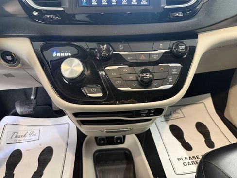 Used 2020 Chrysler Voyager Lxi FWD image 18