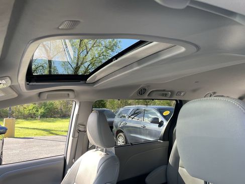 Used 2020 Toyota Sienna XLE w/ XLE Navigation Package AWD/4WD image 38