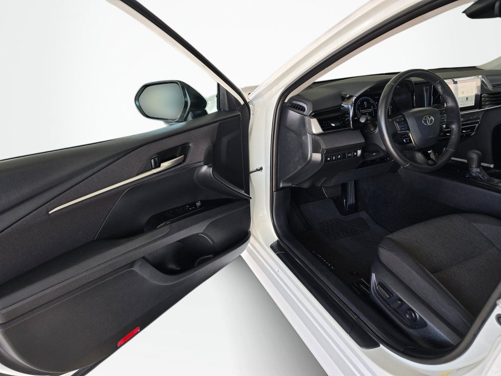 Used 2025 Toyota Camry LE w/ Convenience Package FWD image 32