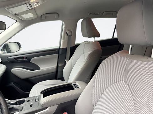 Used 2020 Toyota Highlander LE AWD/4WD image 13