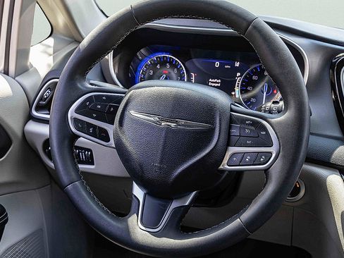 Used 2023 Chrysler Pacifica Touring-L FWD image 10