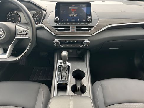 Used 2025 Nissan Altima 2.5 SV FWD image 24