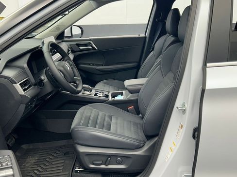 New 2025 Mitsubishi Outlander SE image 11