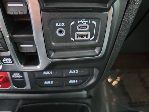 Used 2025 Jeep Wrangler Unlimited Sport AWD/4WD image 24