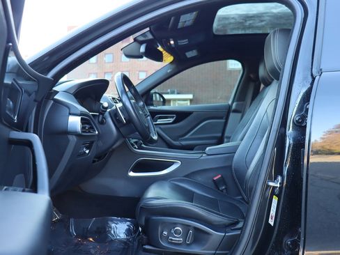 Used 2018 Jaguar F-PACE R-Sport image 11