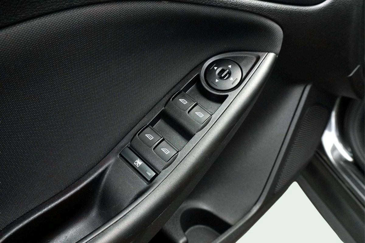 Used 2018 Ford Focus SE w/ Cold Weather Package FWD image 14