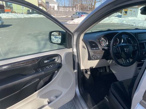 Used 2018 Dodge Grand Caravan SE w/ UConnect Hands-Free Group image 10