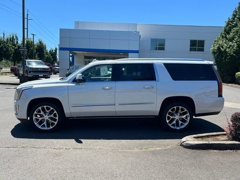 Used 2017 Cadillac Escalade ESV Premium Luxury AWD/4WD image 4