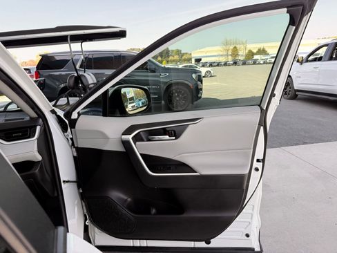 Used 2022 Toyota RAV4 XLE Premium image 23