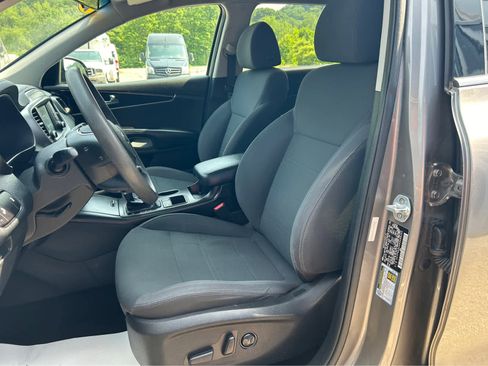 Used 2019 Kia Sorento LX image 9