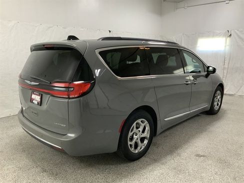 Used 2023 Chrysler Pacifica Limited image 6