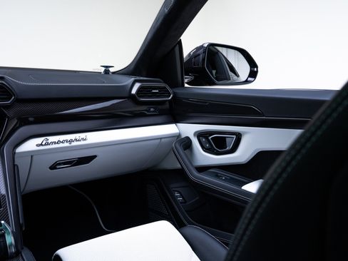 Used 2022 Lamborghini Urus image 32