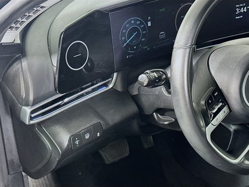 Used 2025 Hyundai Elantra Limited image 17