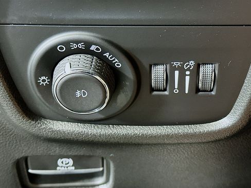 Used 2023 Jeep Grand Cherokee Limited w/ Black Appearance Package image 17