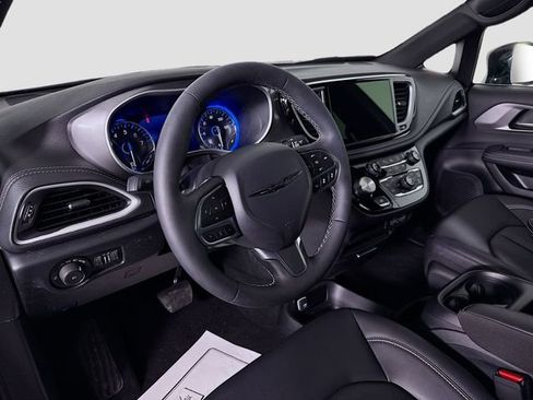 Used 2025 Chrysler Pacifica Select image 8