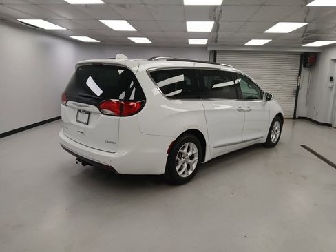 Used 2020 Chrysler Pacifica Limited image 5