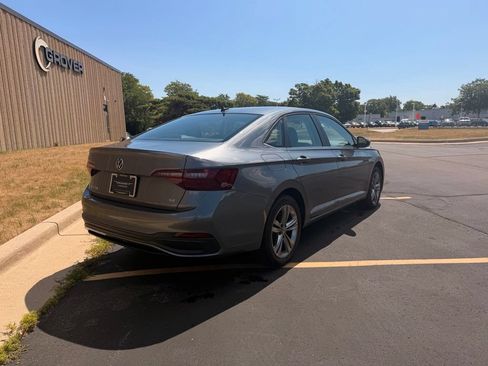 Used 2024 Volkswagen Jetta SE FWD image 8