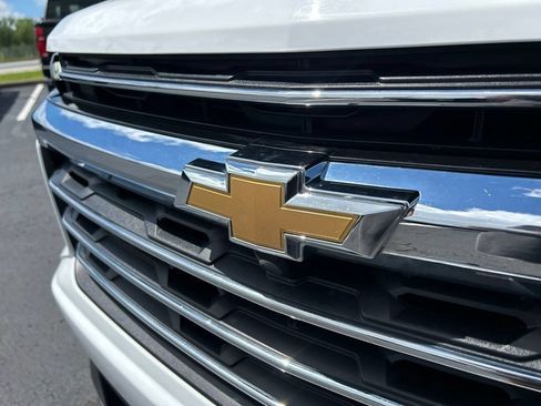 Used 2025 Chevrolet Traverse LT w/ Sun and Wheel Package AWD/4WD image 10