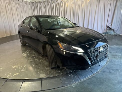 Used 2025 Nissan Altima 2.5 SV FWD image 3