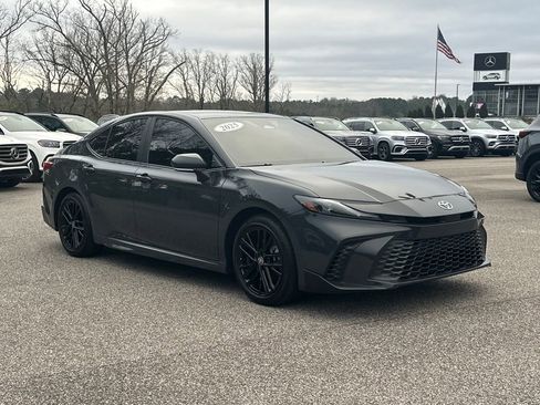 Used 2025 Toyota Camry SE image 1