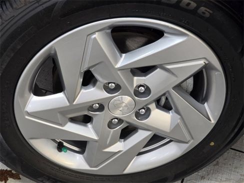 Used 2024 Hyundai Kona SE image 8