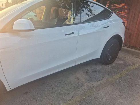 Used 2026 Tesla Model Y AWD image 5