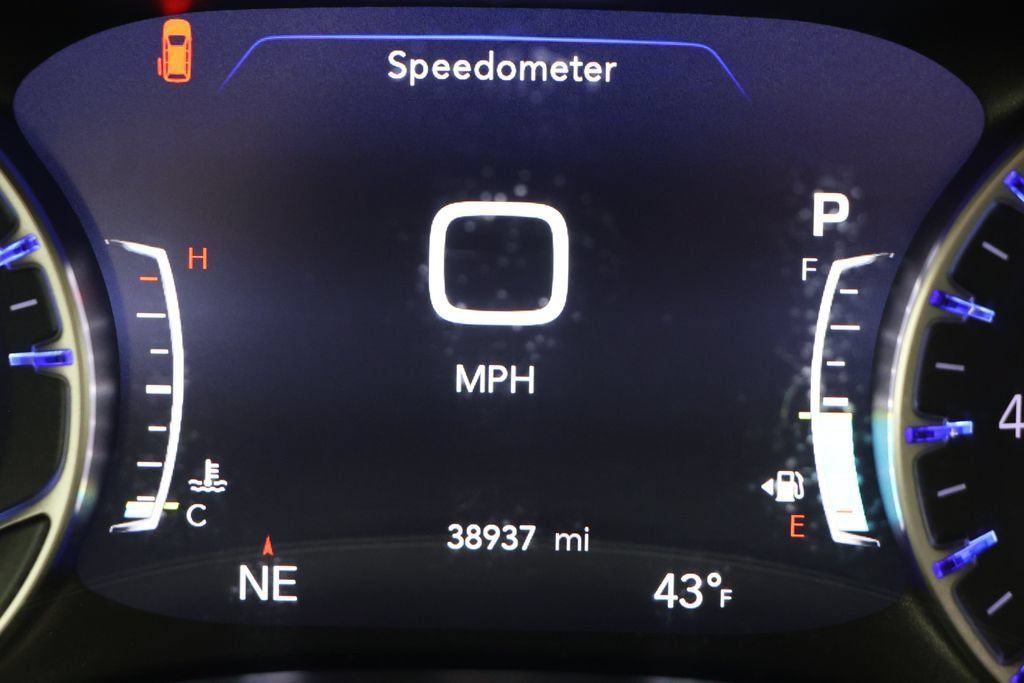 Used 2024 Chrysler Pacifica Touring-L FWD image 17