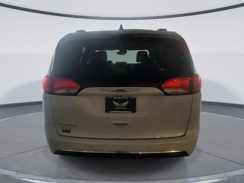 Used 2019 Chrysler Pacifica Touring-L Plus w/ Advanced Safetytec Group image 5