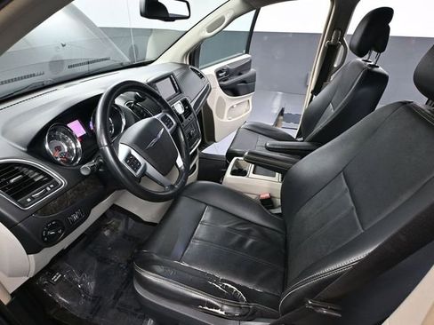 Used 2013 Chrysler Town & Country Touring image 20