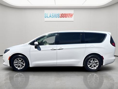 Used 2022 Chrysler Voyager LX FWD image 6