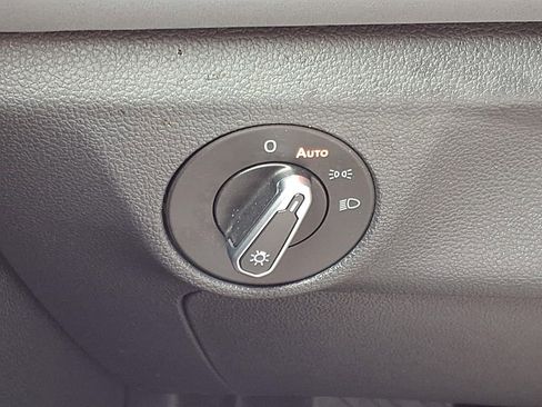 Used 2025 Volkswagen Jetta SE image 17