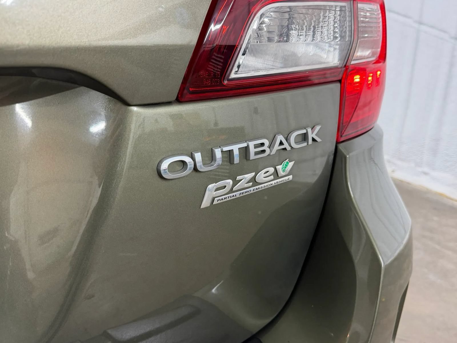 Used 2017 Subaru Outback 2.5i Limited AWD/4WD image 10