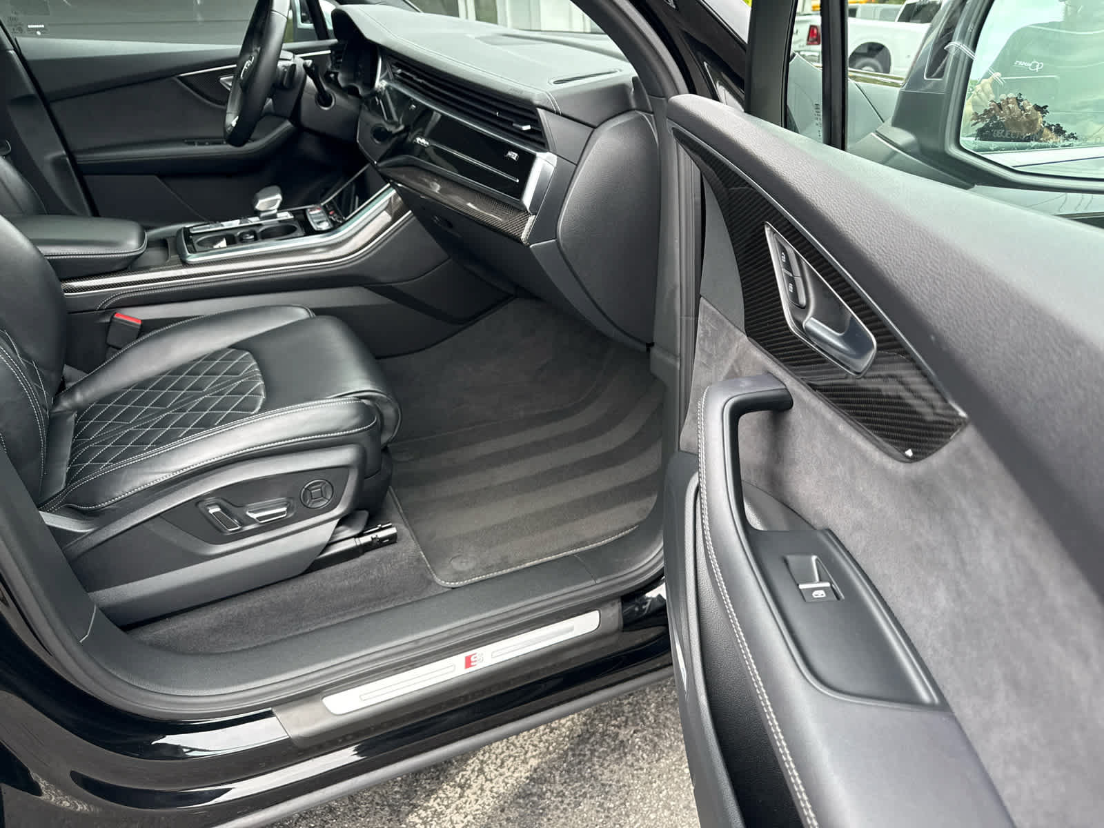 Used 2023 Audi SQ7 Premium Plus w/ Towing Package AWD/4WD image 16