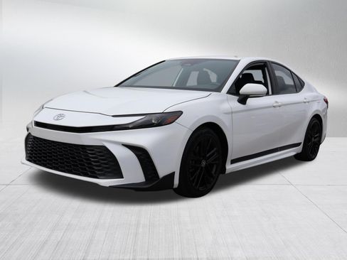 Used 2025 Toyota Camry SE FWD image 3