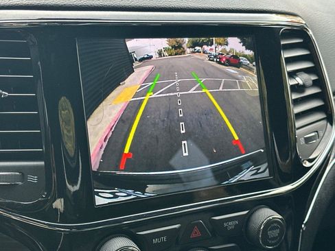 Used 2019 Jeep Grand Cherokee Limited image 21