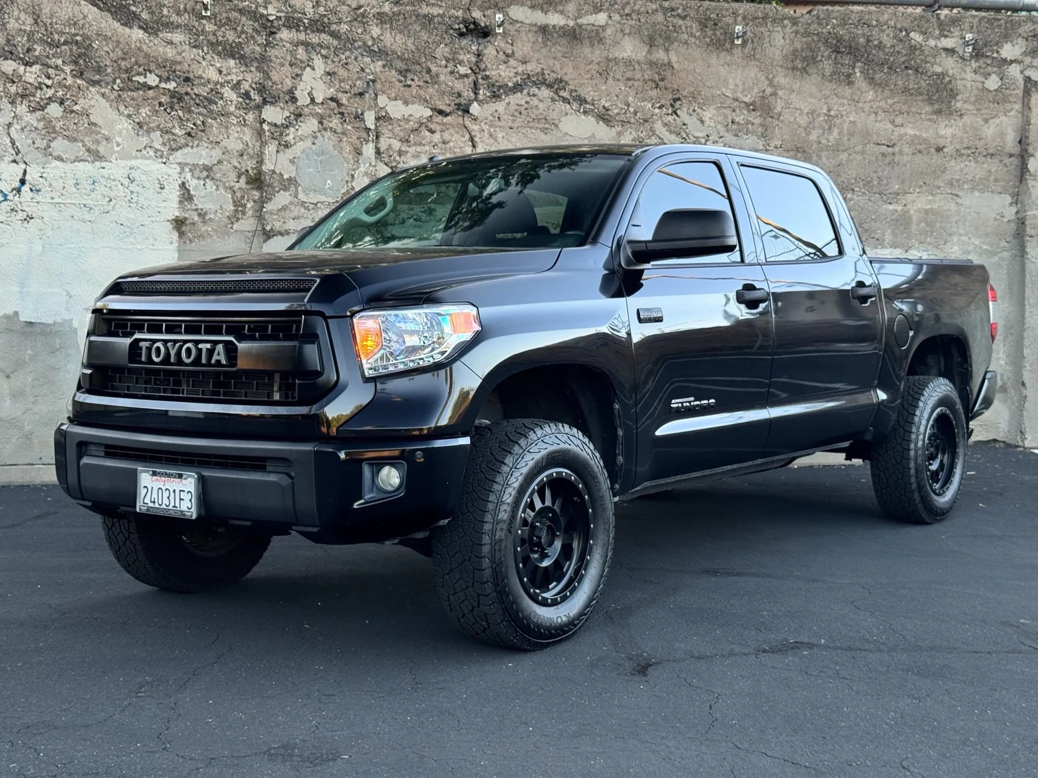 Used 2017 Toyota Tundra Limited w/ Limited Premium Package RWD image 16