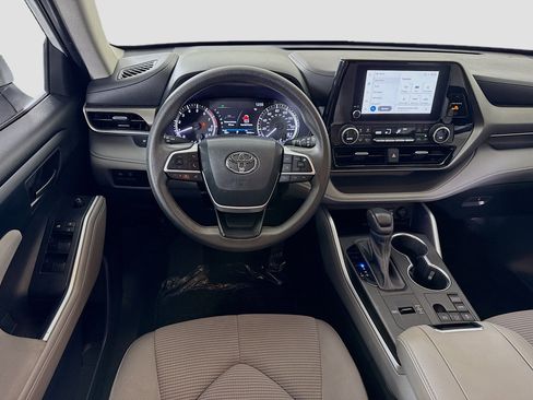 Used 2023 Toyota Highlander L image 17