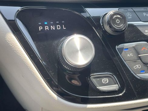 Used 2023 Chrysler Pacifica Touring-L FWD image 18