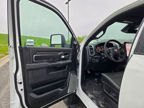 New 2026 RAM 2500 Laramie AWD/4WD image 11