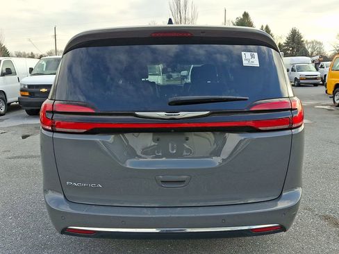 Used 2023 Chrysler Pacifica Touring-L image 5