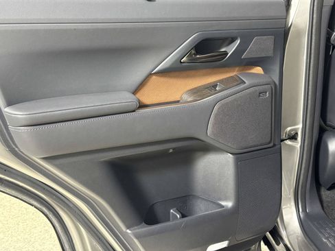Used 2025 Lexus GX 550 w/ Accessory Package (2T) AWD/4WD image 13