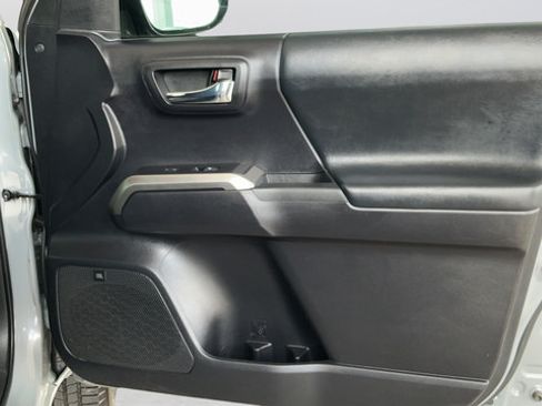 Used 2020 Toyota Tacoma Limited AWD/4WD image 23