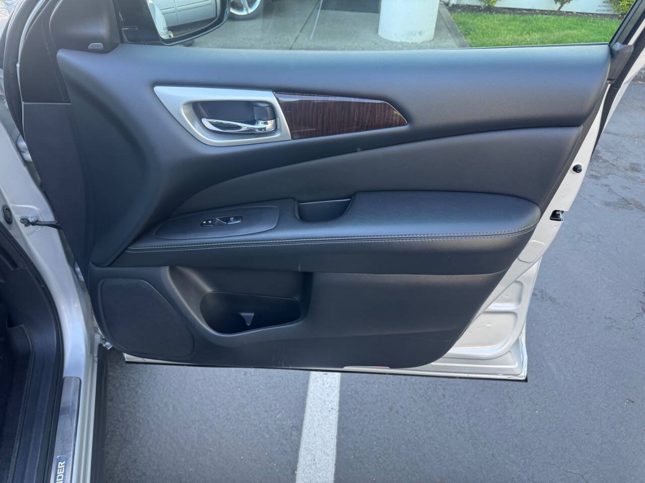 Used 2015 Nissan Pathfinder Platinum w/ Family Entertainment Package FWD image 18